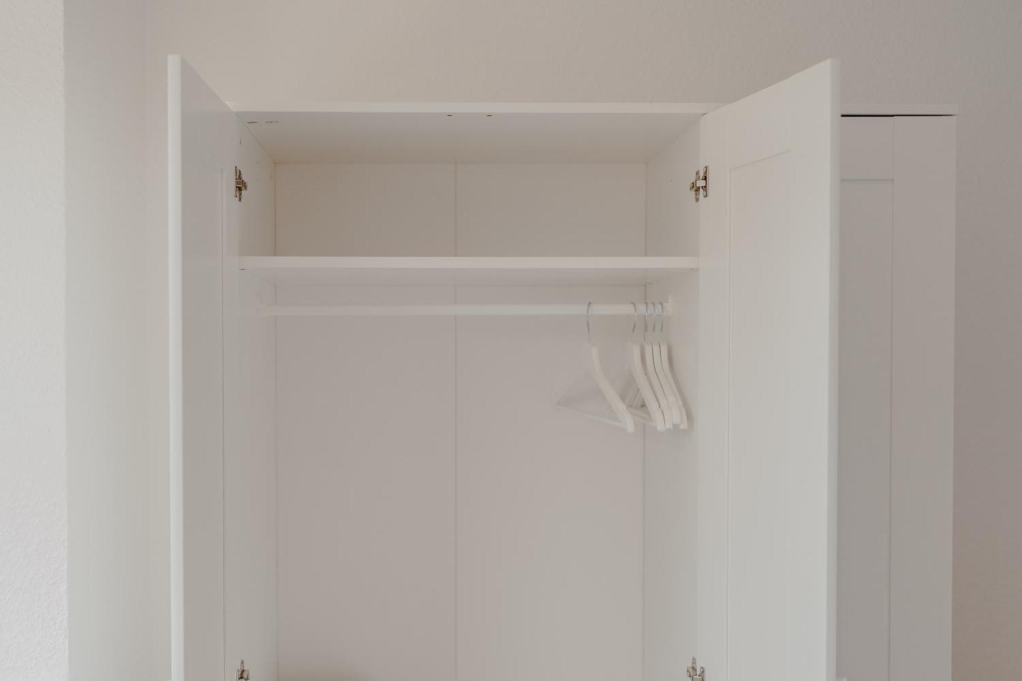 Apartment Mit Kueche, Arbeitsplatz Und Xxl Sofa นอยส์ ภายนอก รูปภาพ