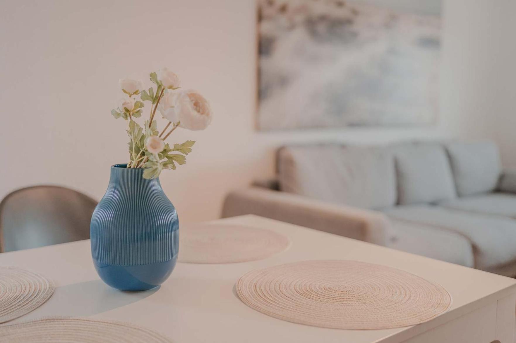 Apartment Mit Kueche, Arbeitsplatz Und Xxl Sofa นอยส์ ภายนอก รูปภาพ