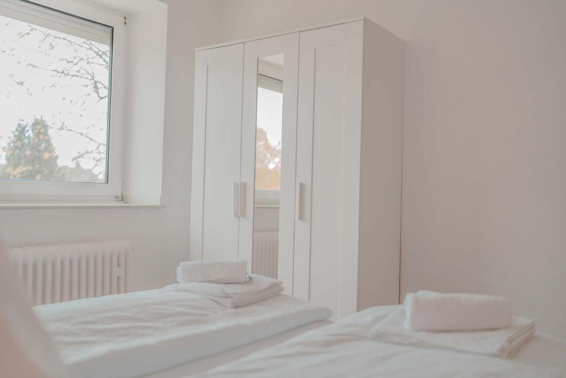Apartment Mit Kueche, Arbeitsplatz Und Xxl Sofa นอยส์ ภายนอก รูปภาพ