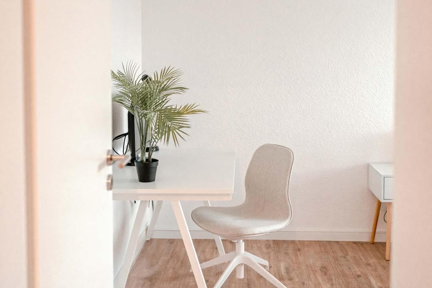 Apartment Mit Kueche, Arbeitsplatz Und Xxl Sofa นอยส์ ภายนอก รูปภาพ