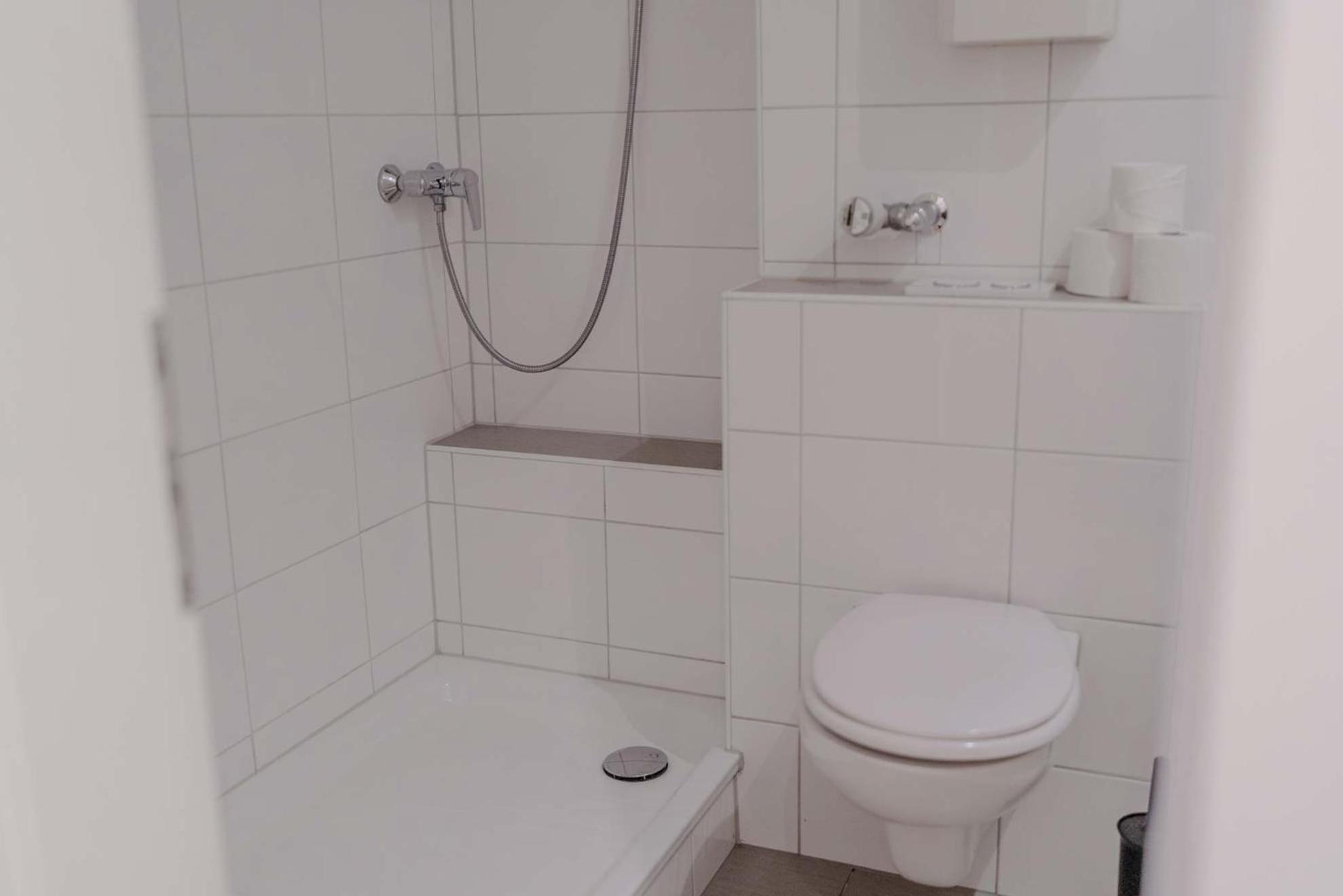 Apartment Mit Kueche, Arbeitsplatz Und Xxl Sofa นอยส์ ภายนอก รูปภาพ